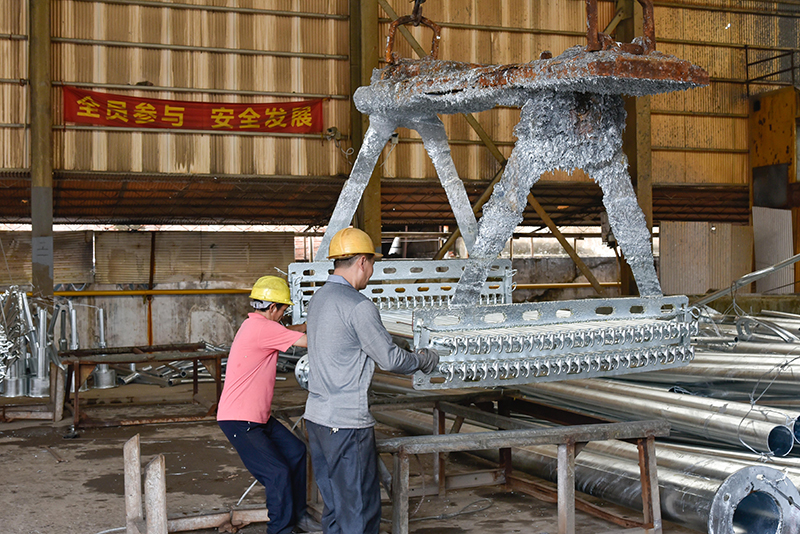 江门市蓬江区荷塘新宇金属表面热处理厂进行热镀锌生产处理
